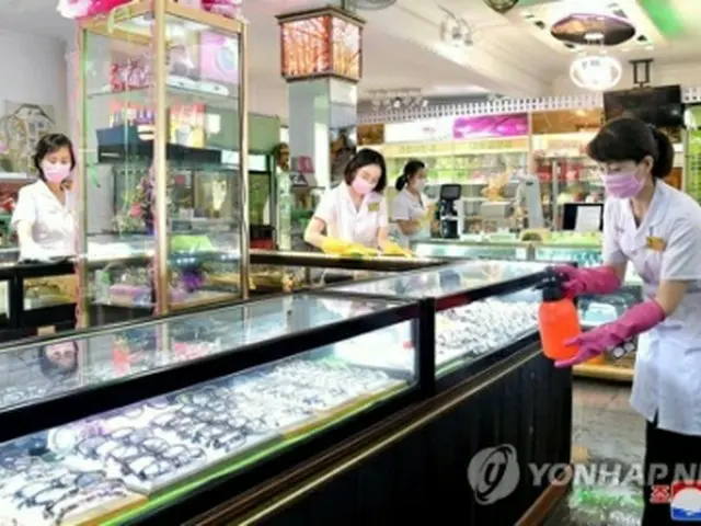 店内の消毒を行う平壌の眼鏡店の店員＝（朝鮮中央通信＝聯合ニュース）≪転載・転用禁止≫