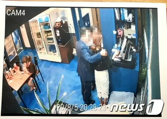 韓国与党所属釜山市議員が女性に身体的接触をしている“セクハラ疑惑”の動画の画像（提供:news1）