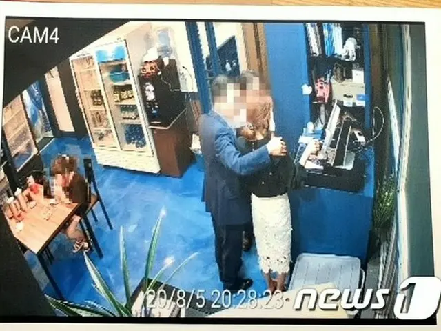 韓国与党所属釜山市議員が女性に身体的接触をしている“セクハラ疑惑”の動画の画像（提供:news1）