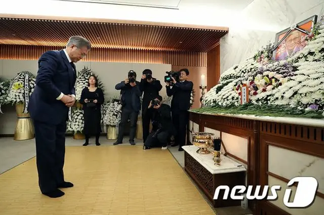 文在寅 韓国大統領は昨年1月、亡くなった元慰安婦の弔問に訪れた（提供:news1）
