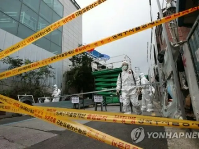 集団感染が発生したソウル市内の教会で防疫作業が行われた＝１４日、ソウル（聯合ニュース）