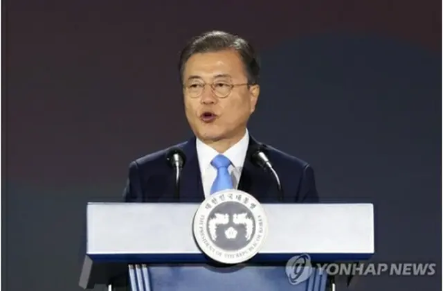 演説する韓国の文在寅（ムン・ジェイン）大統領＝１５日、ソウル（聯合ニュース）