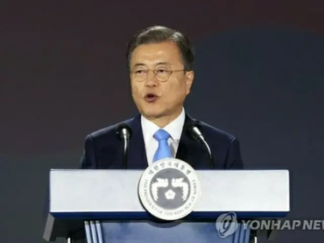 演説する韓国の文在寅（ムン・ジェイン）大統領＝１５日、ソウル（聯合ニュース）