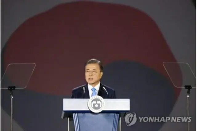 演説する文在寅（ムン・ジェイン）大統領＝１５日、ソウル（聯合ニュース）
