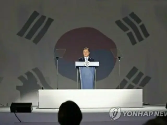 演説する文在寅（ムン・ジェイン）大統領＝１５日、ソウル（聯合ニュース）