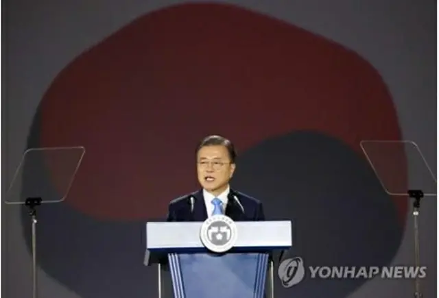 演説する文在寅（ムン・ジェイン）大統領＝１５日、ソウル（聯合ニュース）
