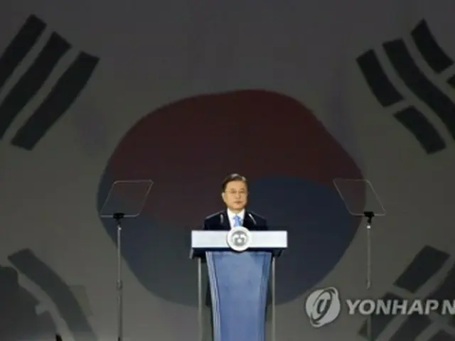 演説する文在寅大統領＝１５日、ソウル（聯合ニュース）