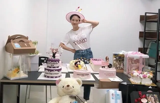 女優ソン・ジヒョ、ファンのプレゼントに囲まれて幸せな39歳の誕生日..そっくりさんのNUCKSALも祝福（提供:OSEN）
