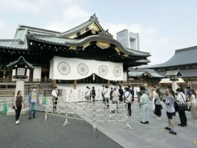 靖国神社を訪れた参拝客＝１５日、東京（共同＝聯合ニュース）