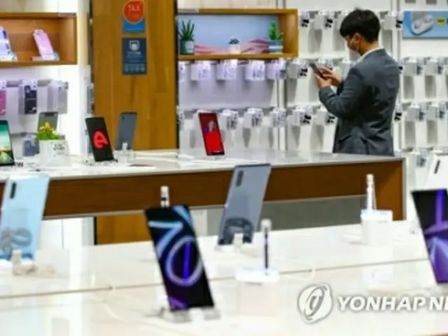 サムスン電子のスマホ（資料写真）＝（聯合ニュース）