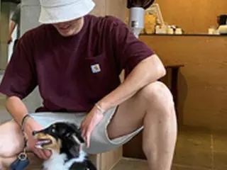 俳優イ・ジフン、子犬と楽しいひと時…ノ・ジフンが「顔を隠してもカッコいい」とコメント