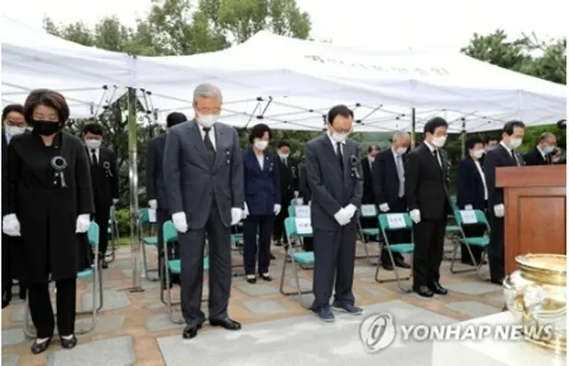 国立ソウル顕忠院で行われた金元大統領の追悼式（国会写真記者団）＝18日、ソウル（聯合ニュース）≪転載・転用禁止≫