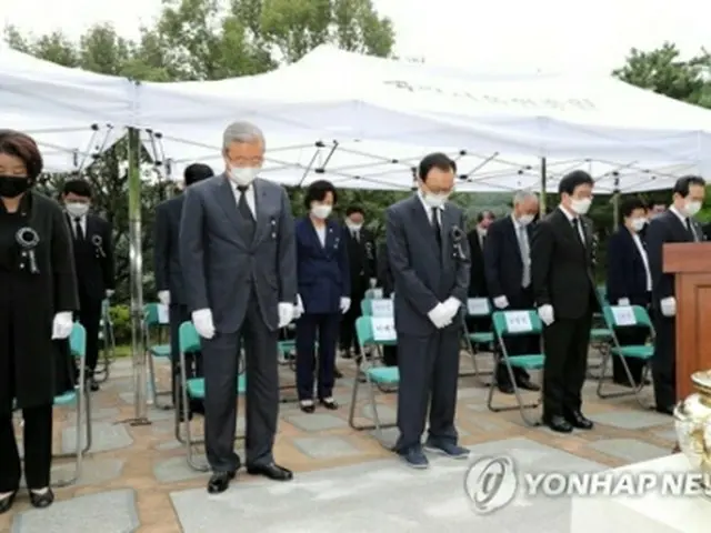 国立ソウル顕忠院で行われた金元大統領の追悼式（国会写真記者団）＝18日、ソウル（聯合ニュース）≪転載・転用禁止≫