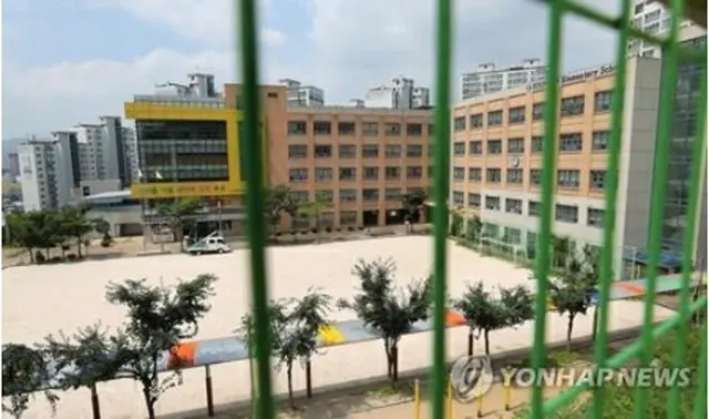 城北区内の小学校。１８日から２学期の登校が始まる予定だったが、区内の教会で集団感染が発生したことで２８日までオンライン授業に変更された＝（聯合ニュース）