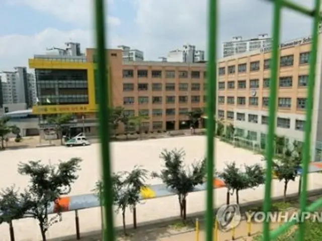 城北区内の小学校。１８日から２学期の登校が始まる予定だったが、区内の教会で集団感染が発生したことで２８日までオンライン授業に変更された＝（聯合ニュース）