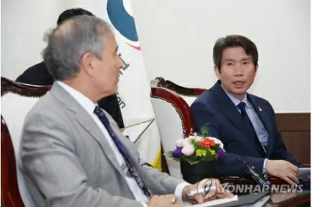 就任後初めてハリス氏と面会する李仁栄長官（右）＝１８日、ソウル（聯合ニュース）
