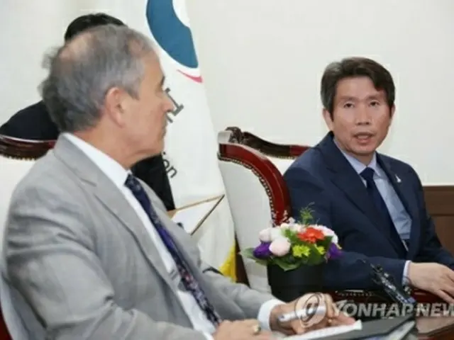 就任後初めてハリス氏と面会する李仁栄長官（右）＝１８日、ソウル（聯合ニュース）