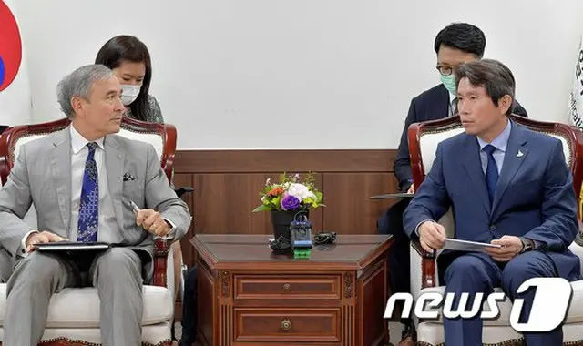18日、韓国の李仁栄 統一相はハリス駐韓米国大使と面談をもった（提供:news1）