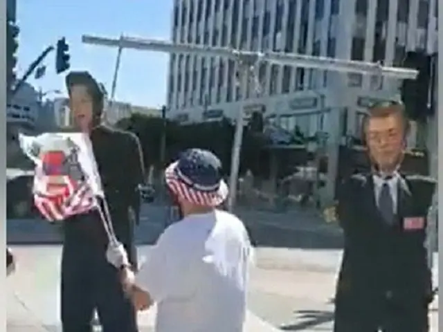 米国LAのコリアタウンで、韓国のチョ・グク前法相と文在寅大統領の人形が叩かれている（提供:news1）