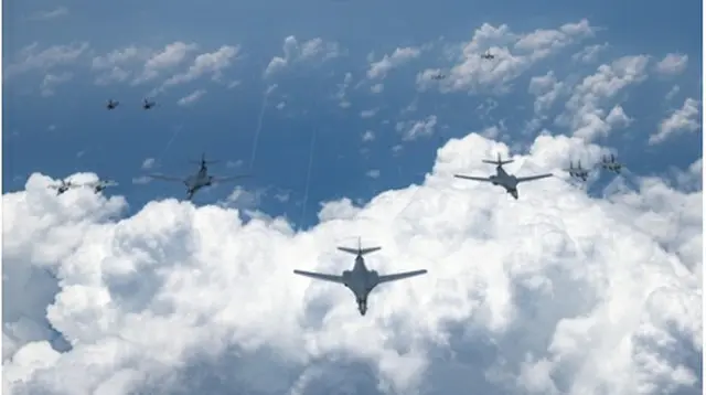 B1B戦略爆撃機4機とB2ステルス爆撃機2機の計6機が韓国南部の大韓海峡と日本付近の上空を飛行した（米太平洋空軍司令部HPより）＝（聯合ニュース）