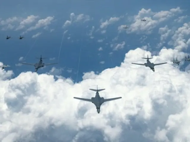 B1B戦略爆撃機4機とB2ステルス爆撃機2機の計6機が韓国南部の大韓海峡と日本付近の上空を飛行した（米太平洋空軍司令部HPより）＝（聯合ニュース）