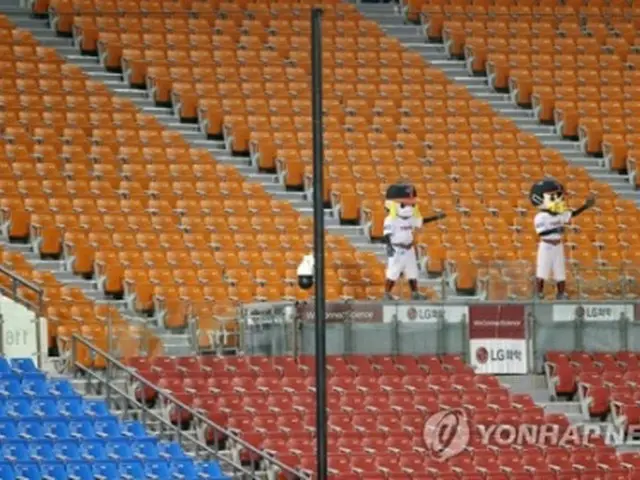 無観客で実施されているプロ野球の試合＝18日、ソウル（聯合ニュース）
