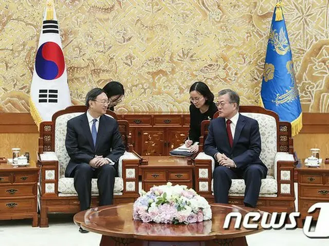 2018年3月 韓国大統領府で、文在寅 韓国大統領は楊潔チ 中国共産党外交担当政治局員と面談した（提供:news1）