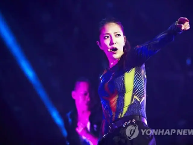 １３年の韓国ソロコンサートで熱唱するＢｏＡ（ＳＭエンタテインメント提供）＝（聯合ニュース）≪転載・転用禁止≫