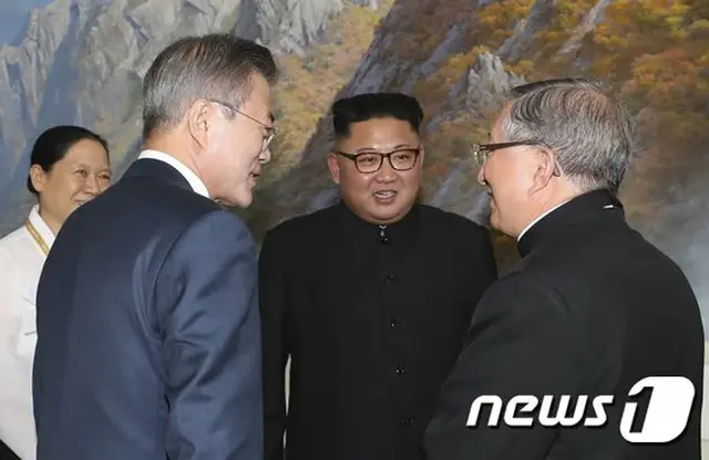 2018年 北朝鮮にて、文在寅 韓国大統領と韓国カトリックのキム・ヒジュン大主教が、金正恩 北朝鮮国務委員長と話しを交わしている（提供:news1）