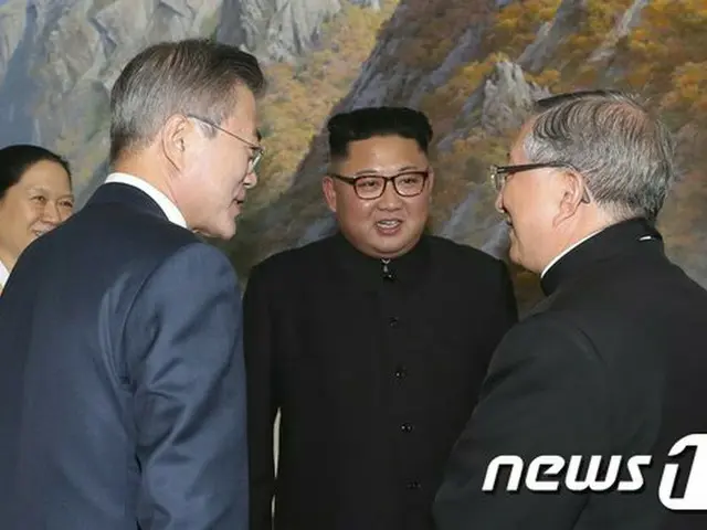 2018年 北朝鮮にて、文在寅 韓国大統領と韓国カトリックのキム・ヒジュン大主教が、金正恩 北朝鮮国務委員長と話しを交わしている（提供:news1）