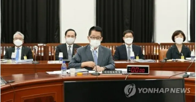 国会情報委員会に出席した朴智元（パク・ジウォン）国家情報院長（中央）＝２０日、ソウル（聯合ニュース）