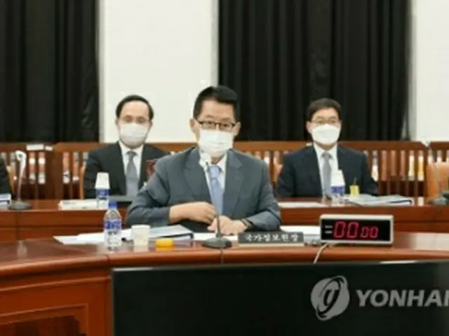 国会情報委員会に出席した朴智元（パク・ジウォン）国家情報院長（中央）＝２０日、ソウル（聯合ニュース）