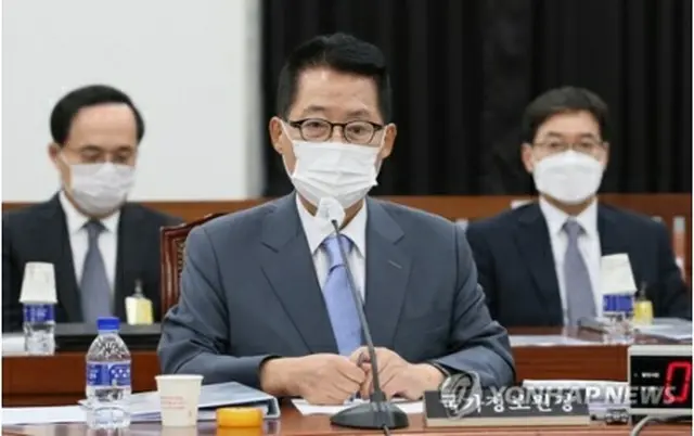 国会情報委員会の全体会議に出席した国情院の朴智元（パク・ジウォン）院長（中央）＝２０日、ソウル（聯合ニュース）