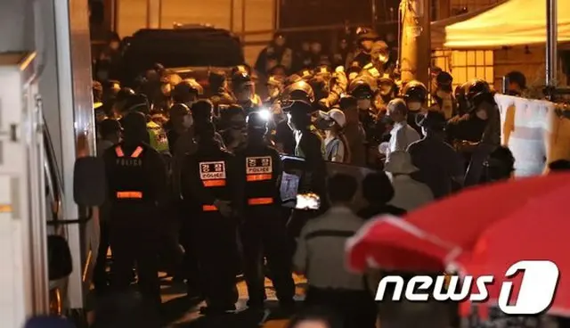 武装警察50人配置に信徒30人が対抗も衝突はなし（提供:news1）