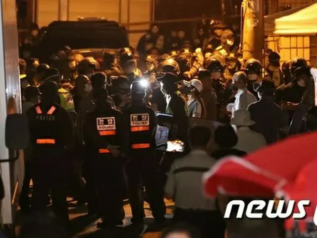 武装警察50人配置に信徒30人が対抗も衝突はなし（提供:news1）