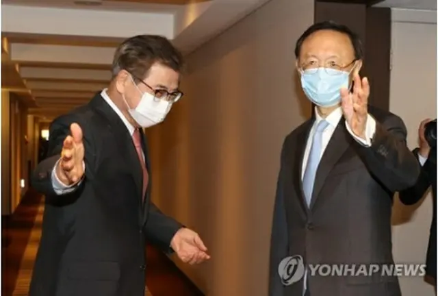 会談を行った徐氏（左）と楊氏＝２２日、釜山（聯合ニュース）