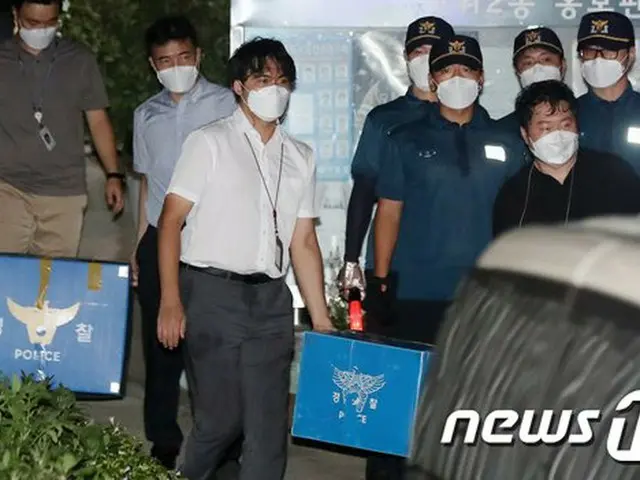 韓国ソウル市ソンブク（城北）区にあるサラン第一教会での家宅捜査を終えた警察（提供:news1）