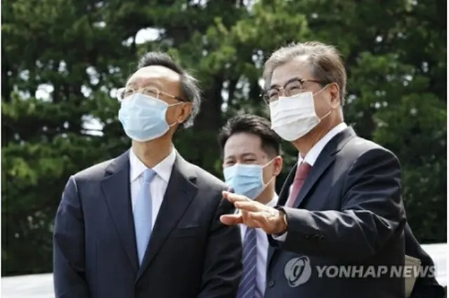 会談を行った徐氏（右）と楊氏＝２２日、釜山（聯合ニュース）