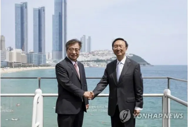 握手を交わす徐氏（左）と楊氏＝２２日、ソウル（聯合ニュース）