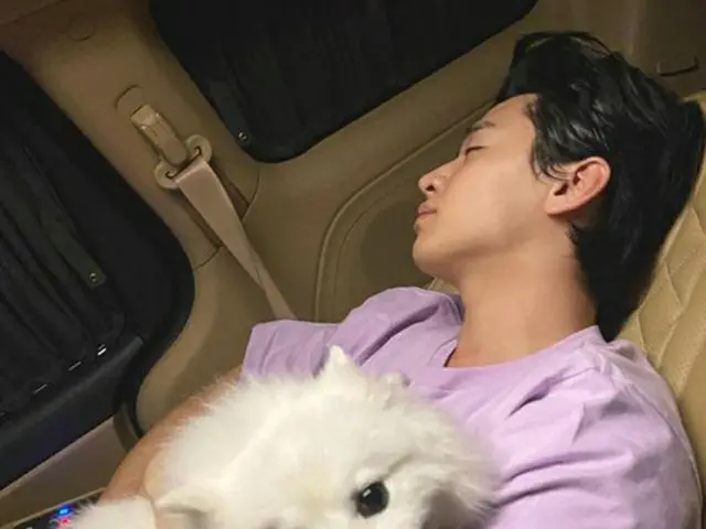 歌手ヘンリー、子犬を抱えたまま眠る姿を公開し女心狙撃（提供:OSEN）