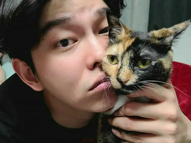 【トピック】俳優ユン・ギュンサン、“ツンデレ”愛猫との写真が話題（画像提供:OSEN）