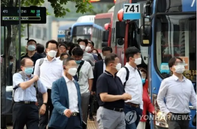 ソウル市内のバス停で出勤を急ぐマスク姿の市民ら（資料写真）＝（聯合ニュース）