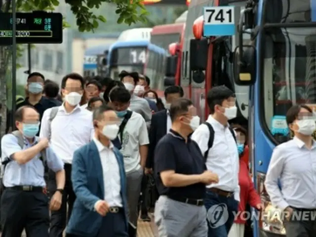 ソウル市内のバス停で出勤を急ぐマスク姿の市民ら（資料写真）＝（聯合ニュース）