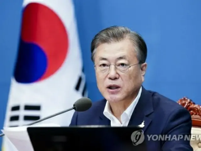 閣議で発言する文大統領＝25日、ソウル（聯合ニュース）