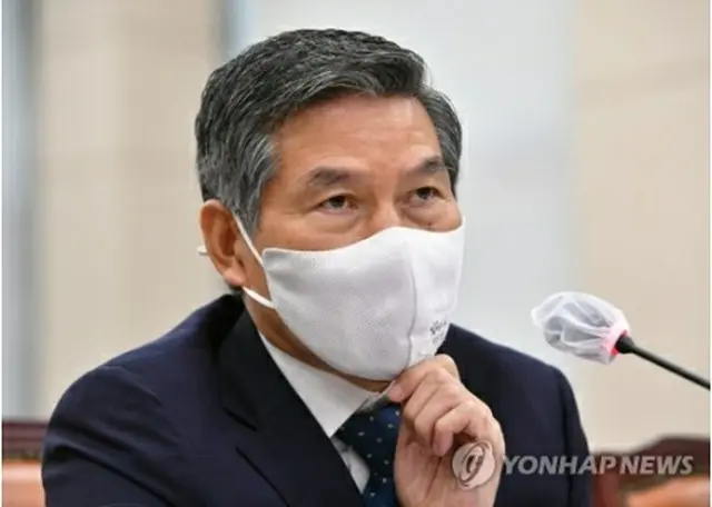 国防委員会で質疑に答える鄭景斗長官＝２５日、ソウル（聯合ニュース）