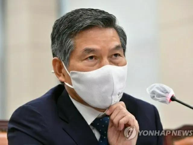 国防委員会で質疑に答える鄭景斗長官＝２５日、ソウル（聯合ニュース）