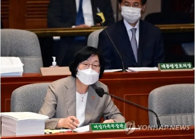 国会予算決算特別委員会で質疑に応答する李貞玉長官＝２５日、ソウル（聯合ニュース）