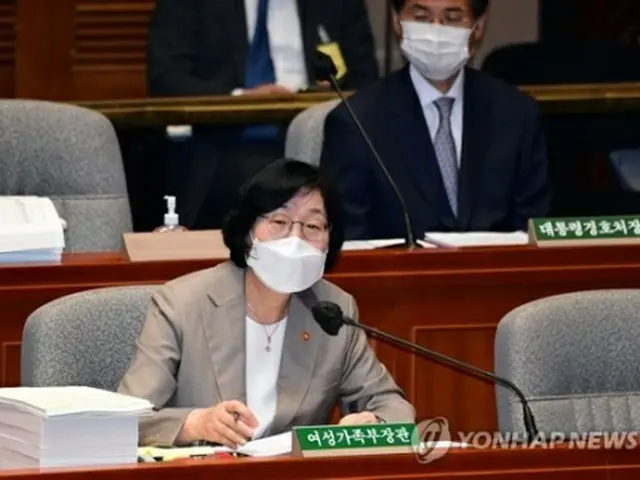 国会予算決算特別委員会で質疑に応答する李貞玉長官＝２５日、ソウル（聯合ニュース）