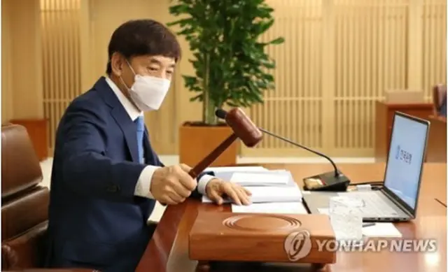 金融通貨委員会の本会議を進行する李柱烈総裁（韓国銀行提供）＝（聯合ニュース）≪転載・転用禁止≫