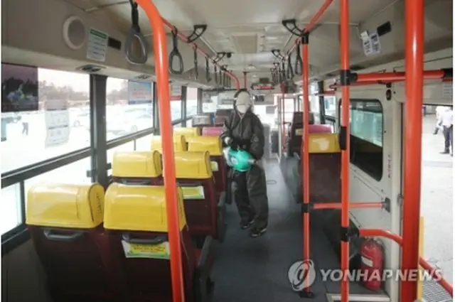 南西部、光州市のバス会社の車庫でバスの消毒作業が行われている（資料写真）＝（聯合ニュース）